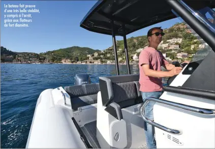  ??  ?? Le bateau fait preuve d’une très belle stabilité, y compris à l’arrêt, grâce aux flotteurs de fort diamètre.