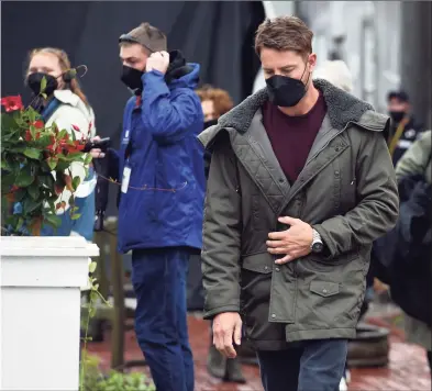  ?? Arnold Gold / Hearst Connecticu­t Media ?? Actor Justin Hartley, center, walks to the Griswold Inn store to film a scene for the Netflix movie “The Noel Diary,” in Essex on May 29.