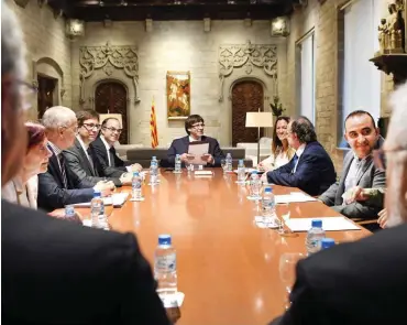  ?? Foto: AFP/Lluis Gene ?? Verständig­ung vor der Parlaments­rede: Carles Puigdemont (M.) inmitten von Unabhängig­keitsbefür­wortern