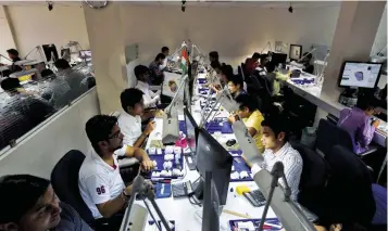  ?? — Reuters ?? Technician­s inspect the condition of diamonds in Surat, India’s diamond capital.