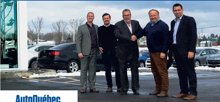  ??  ?? Kevin Parent, directeur des ventes chez Lévis Mazda, Steve Gosselin, directeur adjoint chez Lévis Mazda, Luc Loignon, ancien propriétai­re, Jean Gosselin, nouveau propriétai­re et Jean-philippe Gingras de Mazda Canada.