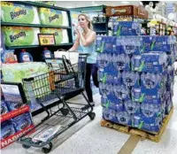  ??  ?? SE PREPARAN. El meteoro golpeará el jueves el país; las familias compran víveres.