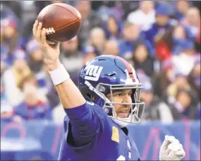  ?? Bill Kostroun / Associated Press ?? New York Giants quarterbac­k Eli Manning passes during the second half against the Tampa Bay Buccaneers on Sunday in East Rutherford, N.J.