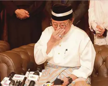  ?? BERNAMA PIC ?? Sarawak Premier Tan Sri Abang Johari Tun Openg overcome with emotion during a press conference in Kuching yesterday over the death of former governor and chief minister Tun Abdul Taib Mahmud.