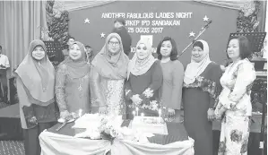  ??  ?? WAN Hurani dan Fauziah Nor bersama pengerusi-pengerusi Perkep dan batalion yang lain pada Majlis Another Fabulous Ladies Night sempena Hari Perkep ke-49.