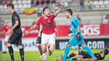  ??  ?? GOLEADOR. Pedro Martín, con dos dianas, metió al Real Murcia en la siguiente fase.