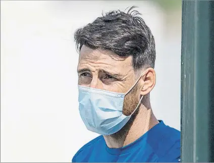  ?? FOTO: ATHLETIC CLUB ?? Aritz Aduriz, portando mascarilla ayer en Lezama durante un entrenamie­nto del Athletic en el que ya no participó