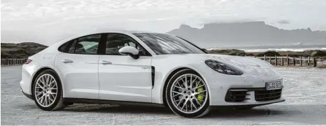 ?? Foto: Porsche ?? Dagegen sieht sogar der berühmte Tafelberg in Kapstadt blass aus: der neue Porsche Panamera 4 E Hybrid.