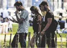  ?? Foto: Etienne Laurent, dpa ?? Ein gewohntes Bild auf der Straße: Selbst beim Laufen legen viele Jugendlich­e ihr Handy nicht mehr aus der Hand. Das kann schlimm enden.