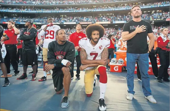  ?? MICHAEL ZAGARIS / GETTY ?? Los jugadores del San Francisco 49ers Eric Reid y Colin Kaepernick escuchando el himno norteameri­cano rodilla en tierra en San Diego el pasado día 1