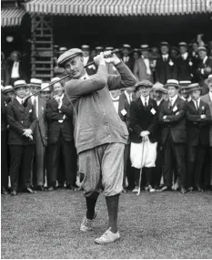  ??  ?? Harry Vardon teeing off in plus fours at Fox Hills Golf Club, Staten Island, NY