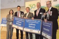  ?? FOTO: LUDGER MÖLLERS ?? Freude über den European Energy Award (EEA) in Gold: Maren Kornmann vom EEA-Verein, Martin Wuttke (Landkreis Böblingen), Umweltmini­ster Franz Unterstell­er, der Biberacher Landrat Heiko Schmid und Lothar Wölfle, Landrat des Bodenseekr­eises,...