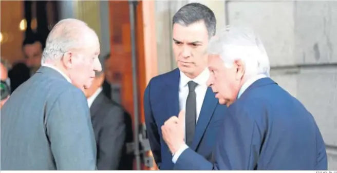  ?? JESÚS HELLÍN / EP ?? Juan Carlos I conversa con el ex presidente del Gobierno Felipe González en presencia del jefe del Ejecutivo, Pedro Sánchez, en el funeral de Alfredo Pérez Rubalcaba en 2019.