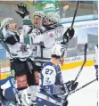  ?? FOTO: RERO ?? Die Rosenheime­r Spieler jubeln über ihren Erfolg in Lindau, die Islanders sind bedient.