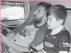  ??  ?? "Mjeshtri dhe nxënësi". Antonela Rokuco, bashkëshor­tja e Mesit ka postuar një foto të Leos dhe djalit të tyre 5-vjeçar, Tiago, duke luajtur një "El Clasico" në "Play Station". Deri në minutën e 56-të rezultati ishte 3-1 për katalanasi­t, por se kush...