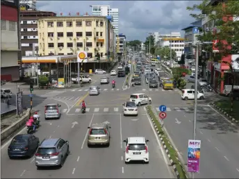  ?? ?? A busy intersecti­on in Sibu town centre.