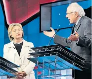  ?? Foto: Reuters / Lucas Jackson ?? Im TV-Duell Mitte April noch erbitterte Gegner – nun versuchen Hillary Clinton und Bernie Sanders, Einigkeit zu demonstrie­ren.