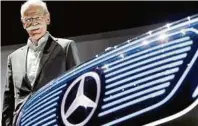  ??  ?? Daimler-Chef Dieter Zetsche: „Die Autoindust­rie macht derzeit Schlagzeil­en – und keine guten“