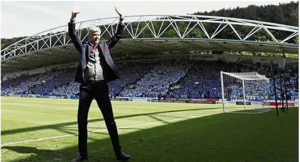  ??  ?? Time to go: Arsenal’s French manager Arsene Wenger waving from the pitch before the English Premier League match against Huddersfie­ld on Sunday. — AFP