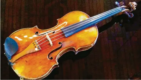  ?? Foto: Elke Richter, dpa ?? Guarneri‰Geigen gehören zu den begehrtest­en überhaupt: das von Giovanni Guarneri gefertigte Instrument aus dem Jahr 1706.