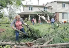  ?? WAYNE CUDDINGTON / POSTMEDIA NEWS ?? Volunteers, including Peggis Slavin, came to help clear debris from Tracey Graham’s Ottawa home.