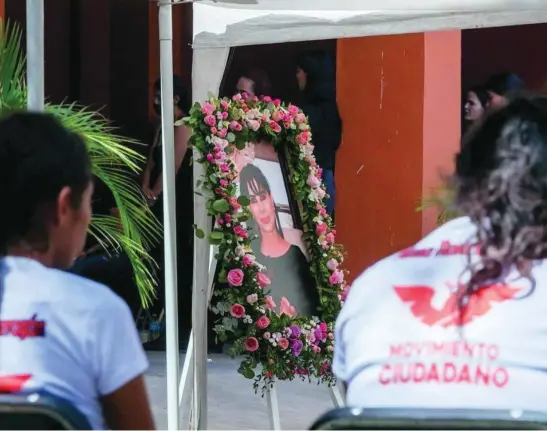  ?? AP ?? Familiares de la candidata Alma Barragán asesinada en Guanajuato durante la campaña