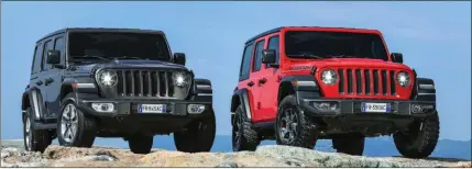  ??  ?? Le nouveau Wrangler se décline toujours en deux longueurs de carrosseri­e, et le superfranc­hisseur Rubicon est toujours au programme.