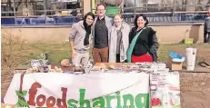  ?? FOTO: SABRINA HOSONO ?? Justin, Nicolas, Paula und Birgit (von links) hinter dem Stand von der Organisati­on beim Saatgutfes­tival am Geschwiste­r-Scholl-Gymnasium