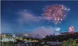  ?? Foto: Chris Karaba ?? Farbenfroh präsentier­t sich das traditione­lle Feuerwerk. In Luxemburg-stadt wird es rund 17 Minuten dauern.