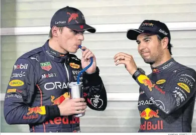  ?? KAMRAN JEBREILI / EFE ?? Max Verstappen bebe de un Red Bull mientras su compañero Checo Pérez parece pedirle un sorbo.