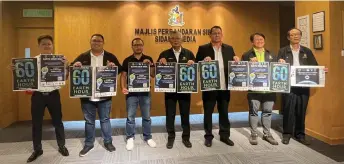  ?? ?? (From third left) Izkandar and Ting, joined by others, show the Earth Hour 2024 posters.