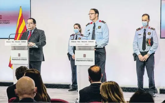  ?? AN O e      N ?? El comissari en cap dels Mossos, Josep Maria Estela, el dia del seu nomenament amb el conseller Joan Ignasi Elena i Eduard Sallent