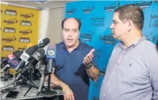  ??  ?? El presidente de la Asamblea Nacional, Julio Borges (izq.), y el diputado Luis Florido dijeron que no habrá diálogo hasta que haya garantías del gobierno.