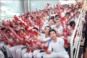  ?? PROVIDED TO CHINA DAILY ?? High school students watch the opening of the KFC 3x3 Basketball Championsh­ip in Beijing.
