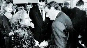  ??  ?? Historisch­er Moment in der Universitä­t: Mit einem Händedruck besiegelte­n am 3. Oktober 1991 Ossietzky-Tochter Rosalinde von Ossietzky-Palm und Ministerpr­äsident Gerhard Schröder das Ende des Namensstre­its.