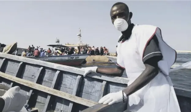  ?? PICTURE; AP ?? Volunteers help to try and save victims on and around Ukara Island in Lake Victoria after a ferry capsized and sank