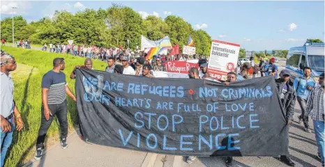  ?? FOTOS: THOMAS SIEDLER ?? Sehr friedlich ist die Demonstrat­ion der Flüchtling­e aus der LEA verlaufen.