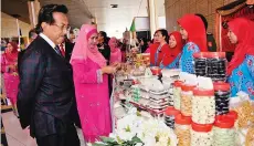  ??  ?? GERAI-GERAI menjual kuih-muih turut dilawati Musa (kiri) dan Faridah (dua kiri).