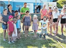  ?? FOTO: JOSEF ASSFALG ?? Eine von vielen Mitmachsta­tionen bei der Feier zu 70 Jahren SV Stafflange­n: Beim Weitsprung aus dem Stand hatten Kinder und Erwachsene jede Menge Spaß.