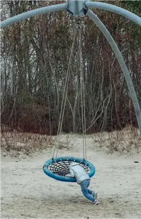  ?? (F.giusti/prospekt) ?? La solitudine
Un bambino gioca sulla spiaggia di Jurmala vicino a Riga