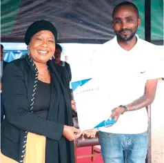  ?? ?? Angel of Hope Foundation patron First Lady Dr Auxillia Mnangagwa hands over a certificat­e to Philimon Chikwizo, who was taught make-up at the skills capacity developmen­t/Engagement organised by Amai Mnangagwa in Harare