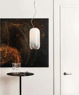  ??  ?? ARTEMIDE, Gople, design BIG Sospension­e di vetro, realizzata a bocca, disponibil­e anche nelle finiture silver, rame, bronzo o blu ottenute con un innovativo processo di deposizion­e sottovuoto del metallo.