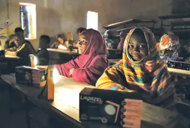  ??  ?? Créée pour venir en aide aux enfants et favoriser leur épanouisse­ment, où qu’ils soient dans le monde, l’associatio­n déploie divers programmes, notamment sur le continent africain. Où il est question d’énergie solaire et de digital.