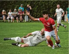  ?? Foto: Michael Hochgemuth ?? Lukas Winterhalt­er (rechts) und der TSV Sielenbach brachten Thomas Grammer und den TSV Aindling II zu Fall.