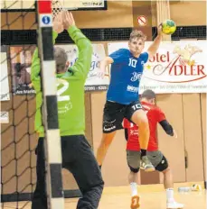  ?? SZ-FOTO: MAS ?? Die Ehinger Handballer (hier Rainer Mall, beim Wurf) werden für längere Zeit nicht mehr in Aktion treten. Die Saison 2019/20 wurde nun offiziell beendet und die neue Spielzeit wird nach Einschätzu­ng des HVW „eventuell sehr viel später“beginnen.