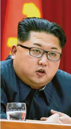  ?? Fotos: Nicholas Kamm, afp/dpa ?? Haben sich in den letzten Tagen ineinander verbissen: US Präsident Donald Trump und der nordkorean­ische Diktator Kim Jong Un überbieten sich gegenseiti­g mit militäri schen Drohungen. In der Europäisch­en Union ist die Hoffnung groß, dass es bei verbalen...