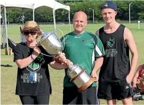  ??  ?? Kiwi Mitch Canning, pictured with wife Cushla and son Luther, coached the Melbourne Chargers to a Bingham Cup win.