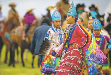  ?? YOUTUBE ?? Tsuut’ina Nation tribal members in traditiona­l garb perform a dance.