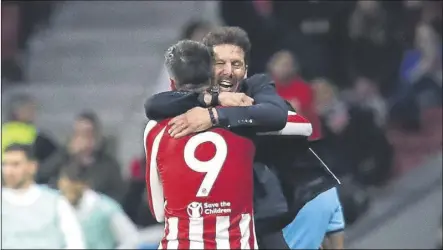  ?? Foto: GETTY ?? Álvaro Morata y Diego Simeone se abrazan en la primera etapa del delantero en el Atlético de Madrdid