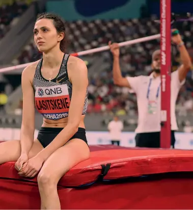  ?? ?? Assente in Francia Una sconsolata Mariya Lasitskene, atleta russa di 31 anni, oro olimpico nel salto in alto agli ultimi Giochi di Tokyo. Non potrà difendere il suo titolo all’Olimpiade di Parigi